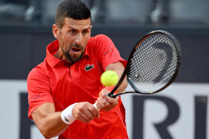 Rome (Italy), 10/05/2024.- Novak Djokovic of Serbia in action against Corentin Moutet of France (not pictured) during their men"s singles match at the Italian Open tennis tournament in Rome, Italy, 10 May 2024. (Tenis, Francia, Italia, Roma) EFE/EPA/ETTORE FERRARI