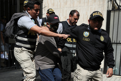 Policías mientras trasladan a Nicanor Boluarte (c), hermano de la presidenta de Perú Dina Boluarte, durante su detención este viernes en Lima (Perú).