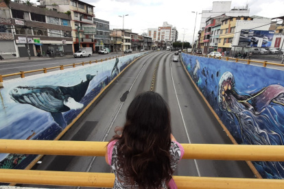 Atractivo. Los peatones admiran el paisaje marino que se plasmó en la intersección de las avenidas América y Mariana de Jesús, en el norte.