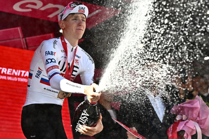 El ciclista esloveno celebra por segunda vez un primer lugar ayer, tras la séptima etapa.