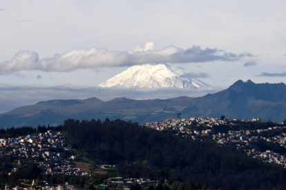 El clima despejado permite ver al volcán Cotopaxi nítido.