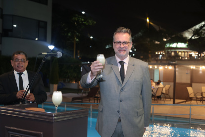José Ignacio Foción Mariátegui, cónsul general de Perú, da la bienvenida.