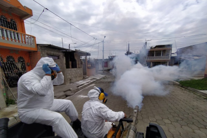 Referencial. Personal encargado de fumigar contra los mosquitos un sector de Guayaquil.