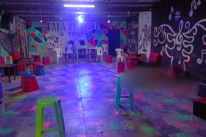 Las personas se encontraban dentro de un bar cuando fueron atacadas.