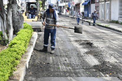 Personal Municipal realiza las adecuaciones en la via