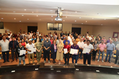 cinco asociaciones pesqueras artesanales del Guayas recibieron los acuerdos.