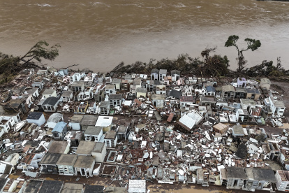 -FOTODELDÍA- AME5206. MUÇUM (BRASIL), 10/05/2024.- Fotografía tomada este viernes con un dron del cementerio destruido tras las inundaciones en la ciudad de Muçum, uno de los municipios del estado de Rio Grande do Sul afectados por el desbordamiento del río Taquari, en el sur de Brasil. EFE/ Sebastiao Moreira