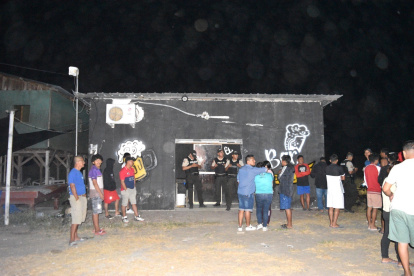 Reacciones. Los moradores del sector quedaron aterrados tras la masacre que acabó con 8 personas.