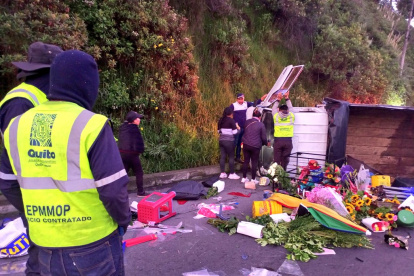 Producto del siniestro un cargamento de flores quedaron esparcidos sobre la vía.