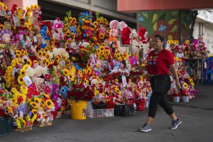 Bajo el puente se venden flores, manualidades y detalles para las madres
