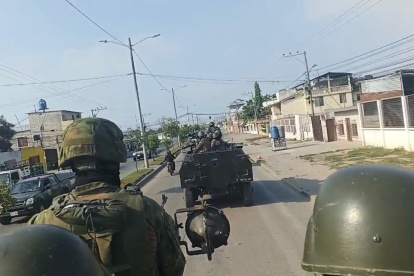 Militares a pie y en tanquetas de guerra vigilan las calles de Puerto Bolívar, Machala.