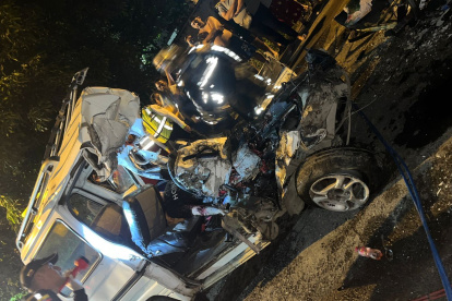 Producto del impacto la furgoneta quedó totalmente destruida, sus ocupantes fallecieron.