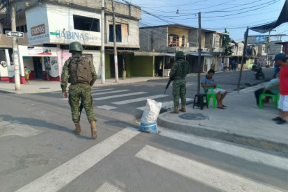 Los militares controlan las calles de los barrios más conflictivos de Puerto Bolívar, Machala.