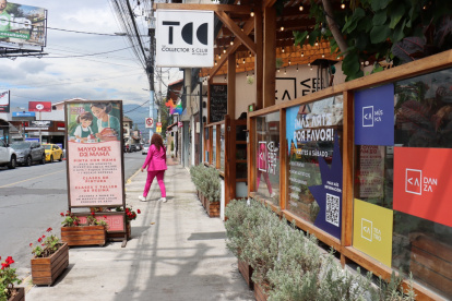 La calle Francisco de Orellana tiene un crecimiento comercial considerable. Alberga varios bares, restaurantes y galerías.
