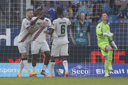 Victor Boniface (c) festeja el gol junto a sus compañeros en la victoria de Bayer