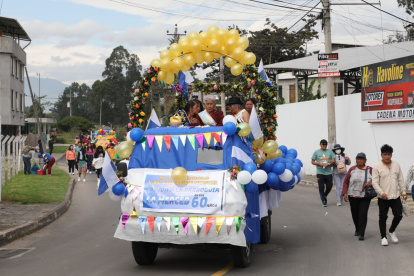 Con un desfile los moradores de la Merced celebraron el sexagésimo aniversario de parroquialización.