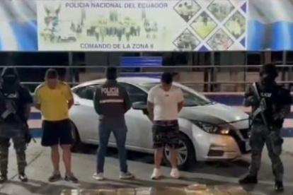 Policía captura a dos personas de nacionalidad colombiana que transportaban drogas en un vehículo.