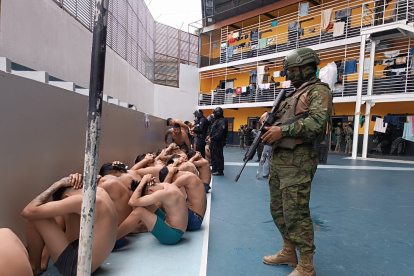 QUI01. GUAYAQUIL (ECUADOR), 08/01/2024.- Fotografía cedida por las Fuerzas Armadas de Ecuador, el lunes 8 de enero de 2024, que muestra la intervención en la cárcel Regional del Litoral, en Guayaquil (Ecuador). El presidente de Ecuador, Daniel Noboa, emitió ayer martes un decreto en el que se declara la existencia de un conflicto armado interno a nivel nacional y ordena a las fuerzas militares actuar para desmantelar veintidós grupos del crimen organizado transnacional a los que ha declarado organizaciones terroristas y actores no estatales beligerantes. EFE/ Cortesía Fuerzas Armadas de Ecuador/SOLO USO EDITORIAL/SOLO DISPONIBLE PARA ILUSTRAR LA NOTICIA QUE ACOMPAÑA (CRÉDITO OBLIGATORIO)