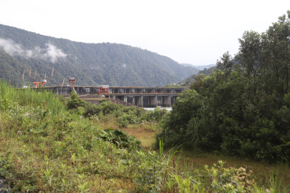 Hechos. El ministro encargado de Energía, Roberto Luque ha anunciado la paralización de operaciones por ingreso de sedimentos.