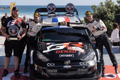 Ogier junto a todo el equipo con el que lideró el Rally de Portugal, quinta prueba del Mundial.