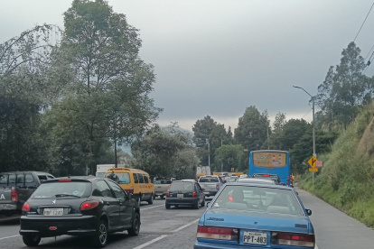 Congestión vehicular en el intercambiador de la Simón Bolívar, sur de la ciudad.