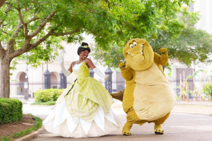 Fotografía cedida por Disney donde aparecen la princesa Tiana y el caimán Louis.