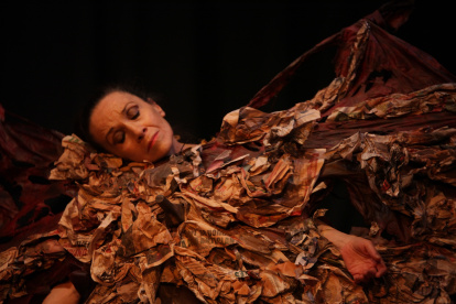 A través de la actuación y el movimiento, María Luisa González y Leonardo Ramos establecen una serie de breves historias cotidianas con la mirada puesta en la solidaridad humana y la esperanza.