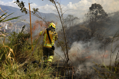 Fotografía de archivo de bomberos mientras combaten un incendio forestal, en Medellín (Colombia).