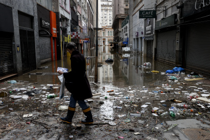 Porto Alegre. Una mujer camina por una calle en el centro comercial de esta ciudad brasileña.