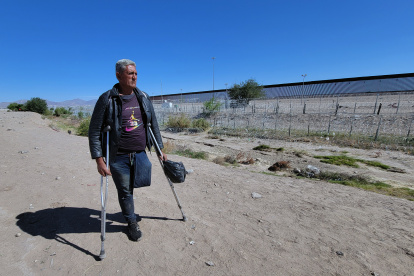 El migrante venezolano Jorge Briseño camina a lo largo del fronterizo río Bravo