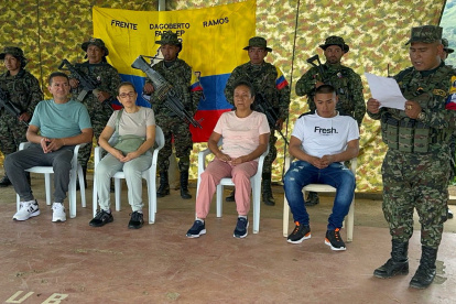 Se observan a dos fiscales, una acompañante y un soldado profesional liberados por las FARC-EP (Colombia).