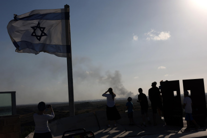 Gaza. Israelíes ubicados desde la ciudad de Sderot, observan el ataque en Jabalia