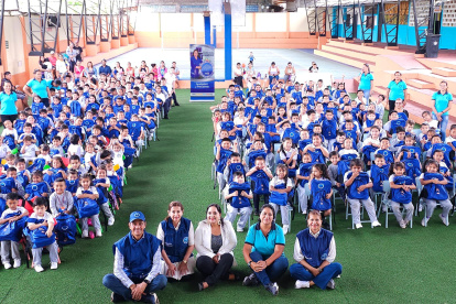 Aporte. Niños de escasos recursos económicos recibieron útiles escolares