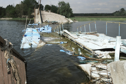 Vista de un puente dañado en la aldea de Rubizhne, cerca de Vovchansk, región de Járkov, noreste de Ucrania, 12 de mayo de 2024, en medio de la invasión rusa.