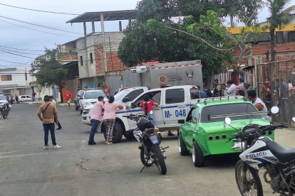 Escena. Sembraron terror en una calle del barrio Centenario y en un barrio vecino que quemaron una camioneta.