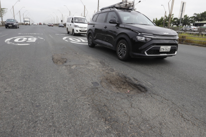 Panorama. Poco más de 90 baches se pueden observar del lado del tramo que va desde La Puntilla a Durán. Los ciudadanos denuncian que las reparaciones a este tramo del puente han sido deficientes.