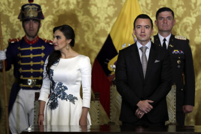 Fotografía de archivo del 23 de noviembre de 2023 del presidente de Ecuador, Daniel Noboa (d), junto a la vicepresidenta, Verónica Abad (i), durante un acto protocolario en el Palacio de Carondeletale