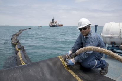 Personal de EP Petroecuador supervisa el proceso de exportación de crudo.