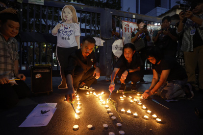 Amigos y partidarios de la fallecida activista política Netiporn Sanesangkhom se reúnen para una vigilia con velas para llorar su fallecimiento, frente al Tribunal Penal de Bangkok, el 14 de mayo de 2024.