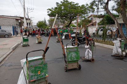Los trabajadores encargados de la limpieza en Playas paralizaron sus actividades ante la falta de pago de sus sueldos.