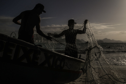 Grupos de pescadores organizan sus redes para la pesca, en una imagen de archivo
