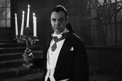 Fotografía sin fecha cedida hoy, cortesía de Televisa Univisión, donde se observa al actor mexicano Eugenio Derbez, durante un extracto de la serie "Y llegaron de noche".