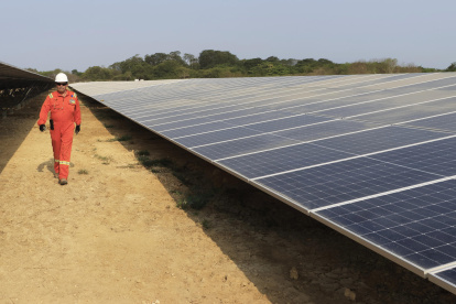 Fotografía de archivo en donde se ve un conjunto de paneles solares.