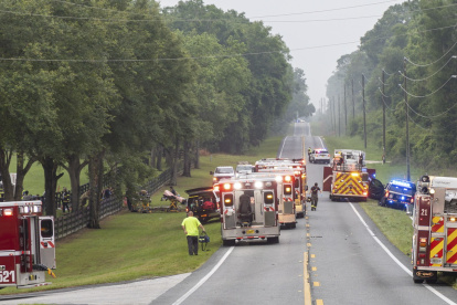 Los socorristas del condado de Marion, en la escena de un accidente que involucró a dos vehículos en el que murieron 8 personas y otras 38 fueron trasladadas a hospitale.