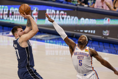 Luka Doncic (i), pese a su destacada labor con los Mavericks, no pudo aguantar el marcador y los Thunders remontaron y ganaron.