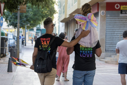 Madrid. Dos de los participantes en la manifestación del Día del Orgullo LGTBI, realizado el años pasado.