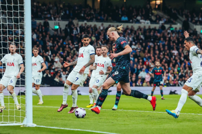 Erling Haaland anotando el primer gol para el City.