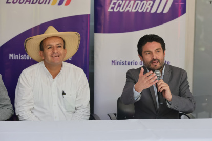 l viceministro Sáenz (d) respondió a la queja de la surfista en EXPRESO.