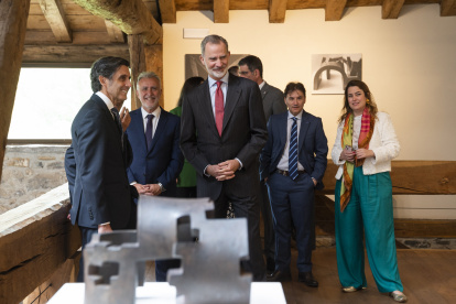GRAFCAV2582. HERNANI (GIPUZKOA) (ESPAÑA), 14/05/2024.- El rey Felipe VI (c), acompañado por el ministro de Política Territorial y Memoria Democrática, Ángel Víctor Torres(2i), y el director de Telefónica, José María Álvarez-Pallete (i), este martes durante la inauguración de la exposición "100 años de Eduardo Chillida con la Colección Telefónica" en el Museo Chillida Leku de Hernani (Gipuzkoa), enmarcada en los actos de conmemoración del centenario del escultor vasco. EFE/Irekia/JON RODRIGUEZ BILBAO/SOLO USO EDITORIAL/SOLO DISPONIBLE PARA ILUSTRAR LA NOTICIA QUE ACOMPAÑA (CRÉDITO OBLIGATORIO)