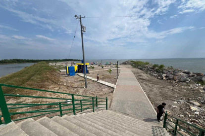 La joven habría ido con su novio a la playa de Bajo Alto, pero la hallaron agonizante.